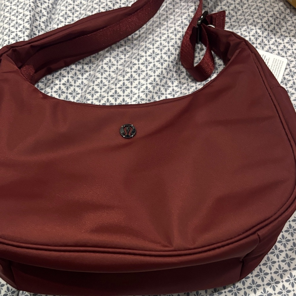 Lululemon city essentials Burgundy Shoulder Bag 4L